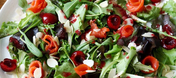 Ensalada Verde con Trucha Ahumada y Vinagreta de Cerezas